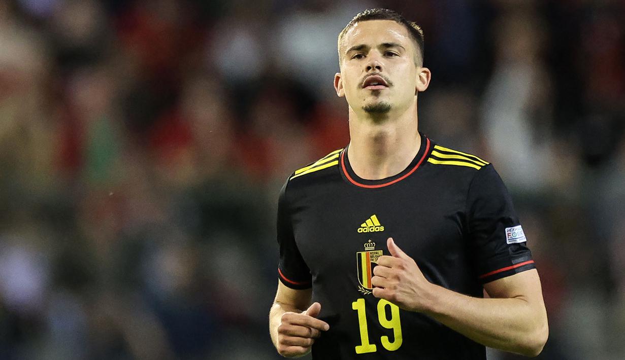 Tuan rumah semakin menggila dan berhasil menjauhkan kedudukan menjadi 4-1 lewat dua gol yang dicetak oleh Leandro Trossard pada menit ke-73 dan ke-80. Gol pertama Trossard pada laga ini dilakukan dengan mengecoh dua pemain belakang Polandia sebelum menaklukkan kiper Dragowski. Sementara gol keduanya, dicetak usai memainkan umpan brilian satu-dua dengan Yannick Carrasco. (AFP/Kenzo Tribouillard)