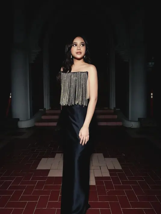 Penyanyi 27 tahun tersebut juga elegan mengenakan dress off shoulder bodycon hitam dengan rumbai-rumbai keemasan pada bagian depan. [@brisiajodie96]