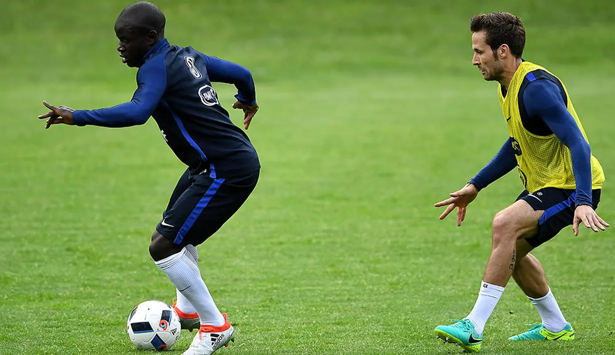 Kepiawaian N’Golo Kante itu berhasil membawanya ke timnas Prancis di bawah asuhan Didier Deschamps. Bersama Les Blues, Kante sudah menorehkan delapan kali penampilan termasuk saat Piala Eropa 2016. (AFP/Franck Fife)