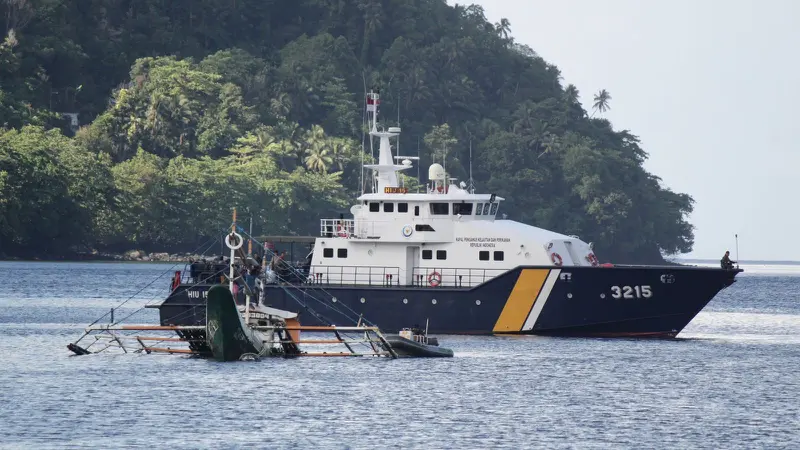 Kementerian Kelautan dan Perikanan (KKP) kembali menangkap kapal penangkap ikan ilegal di Laut Sulawesi. Kini giliran kapal berbendera Filipina yang ditangkap karena mencuri ikan.
