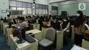 Pengawas mengecek selama pelaksanaan Asesmen Nasional  Berbasis Komputer (ANBK) 2021 di SMK 15, Jakarta, Rabu (22/9/2021). ANBK  SMK  digelar 20-23 September 2021 dengan mematuhi protokol kesehatan dan ANBK merupakan pengganti Ujian Nasional (UN). (Liputan6.com/Johan Tallo)