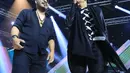 Penonton yang memenuhi area seakan tidak lagi bisa diam dengan lantunan musik yang sudah tidak asing lagi yang disuguhkan dari kedua grup musik tersebut. (Adrian Putra/Bintang.com)