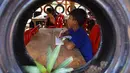 Siswa belajar di ruang kelas berdinding ban mobil yang dicat di Coconut School, Taman Nasional Kirirom Kamboja, 1 Oktober 2018. Sekolah ini didirikan mantan manajer sebuah hotel, Ouk Vanday yang mendambakan Kamboja bebas sampah. (TANG CHHIN Sothy/AFP)