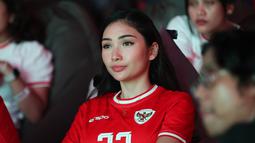 Natascha Germania tampak serius saat nobar pertandingan Timnas Indonesia vs China di Kompleks Stadion Utama Gelora Bung Karno (SUGBK), Senayan, Jakarta, Selasa (15/10/2024) malam WIB. (Bola.com/Abdul Aziz)