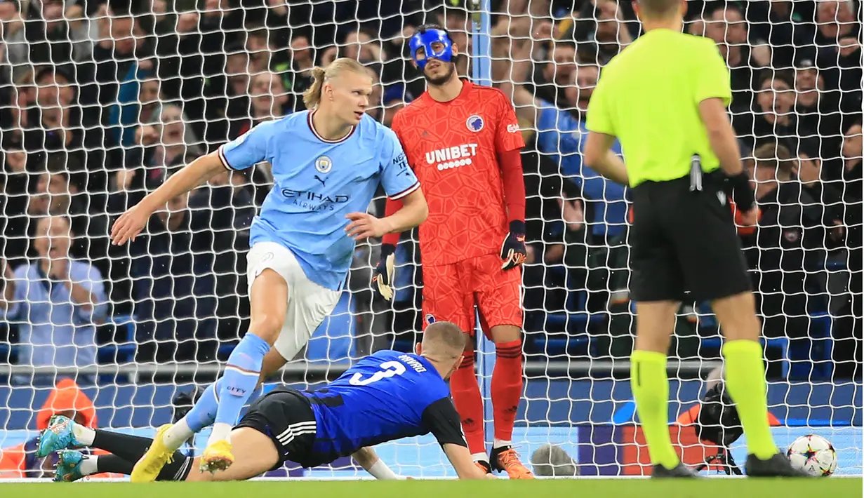 Erling Haaland. Hanya tampil 4 kali bersama Manchester City di fase Grup G Liga Champions 2022/2023, striker asal Norwegia berusia 22 tahun ini sementara menempati posisi ketiga dalam daftar top skor dengan mencetak 5 gol. Kelima golnya dicetak dalam tiga laga awal di fase grup. Sempat diistirahatkan pada mathchday ke-4 dan hanya bermain setengah babak pada matchday ke-5, ia juga terancam absen pada matchday terakhir akibat cedera. (AFP/Lindsey Parnaby)