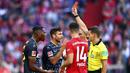 Wasit memberikan kartu merah kepada pemain Koln, Kinglsey Ehizibue, pada laga Bundesliga di Allianz Arena, Sabtu (21/9/2019). Bayern Munchen menang 4-0 atas Koln. (AP/Matthias Schrader)
