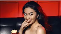 Mesranya Ariel Tatum Kecup Bibir Pria Gondrong Ini