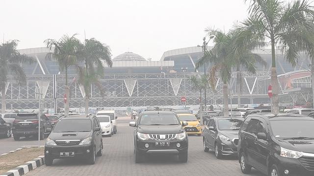Suasana di parkiran Bandara SSK II Pekanbaru yang diselimuti kabut asap hasil kebakaran hutan dan lahan.