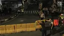 Petugas Dishub DKI dibantu polisi memasang pembatas beton dan kawat berduri di perempatan Jalan Imam Bonjol, Jakarta Pusat, Senin (20/5/2019). Menjelang pengumuman hasil Pemilu 2019 puluhan personel gabungan Polisi dan Brimob juga telah bersiaga di sekitar kantor KPU. (merdeka.com/Iqbal S Nugroho)