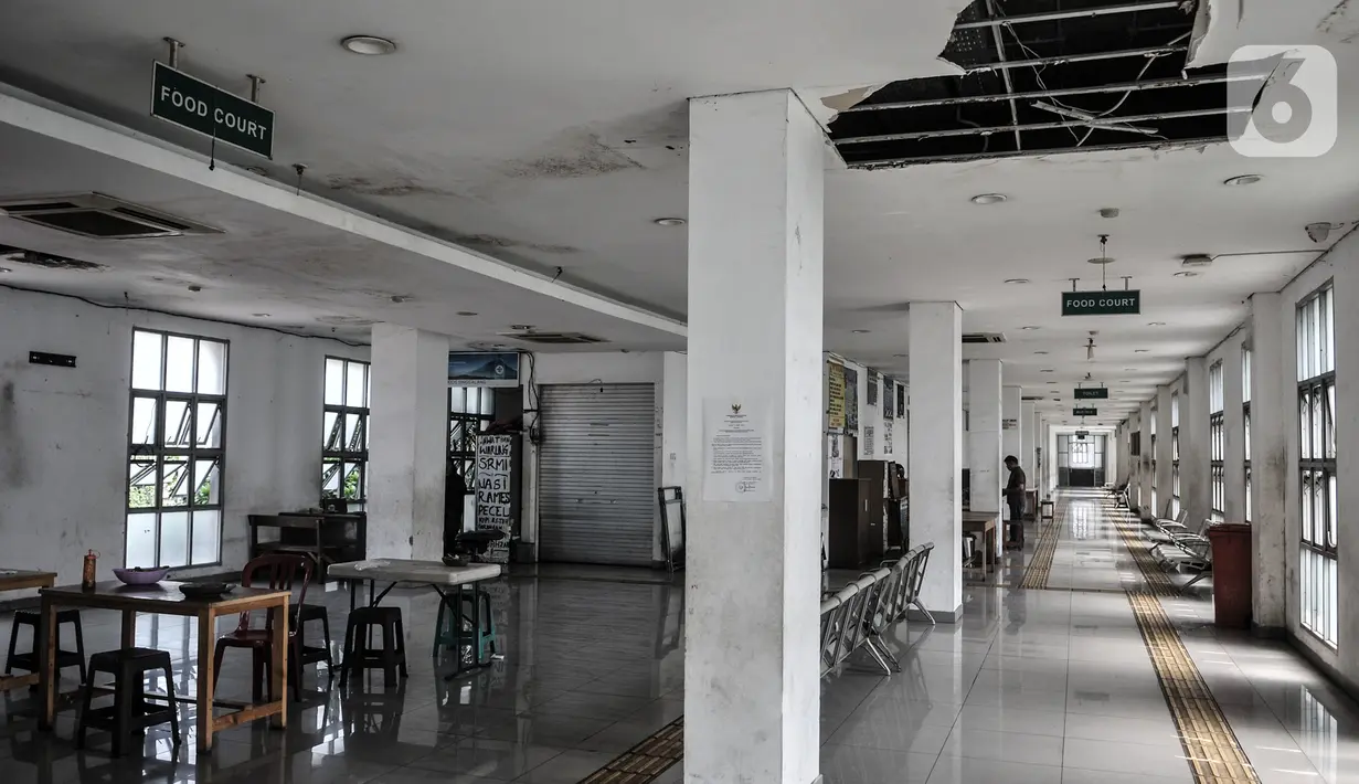 Suasana food court atau kantin di Terminal Rawamangun, Jakarta, Senin (20/7/2020). Wakil Gubernur Ahmad Riza Patria menyatakan Pemprov DKI berencana merevitalisasi Terminal Rawamangun karena dinilai belum optimal pasca-revitalisasi pada 2015 lalu. (merdeka.com/Iqbal S Nugroho)
