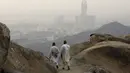 Dua orang peziarah tampak berjalan-jalan di sekitar Gunung Tsur, Mekkah, Sabtu (19/9/2015). Nabi Muhammad SAW dan Abu Bakar diyakini pernah bersembunyi di sini saat dikejar kaum Quraysi ketika akan hijrah ke Madinah (Reuters/Ahmad Masood)