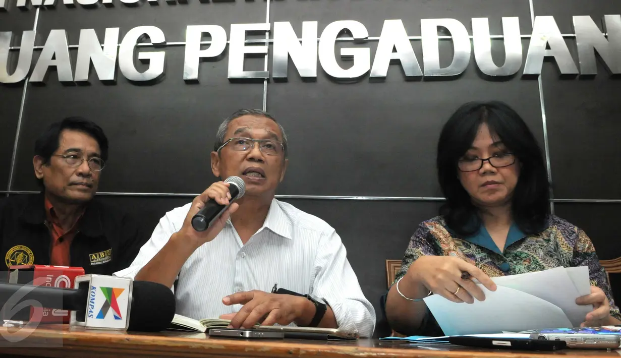 Ketua PP Muhammadiyah, Busyro Muqoddas memaparkan hasil autopsi jenazah terduga teroris asal Klaten, Siyono di Jakarta, Senin (11/4). Ditemukan fakta, kematian Siyono disebabkan adanya benturan benda tumpul di bagian dadanya. (Liputan6.com/Helmi Affandi)