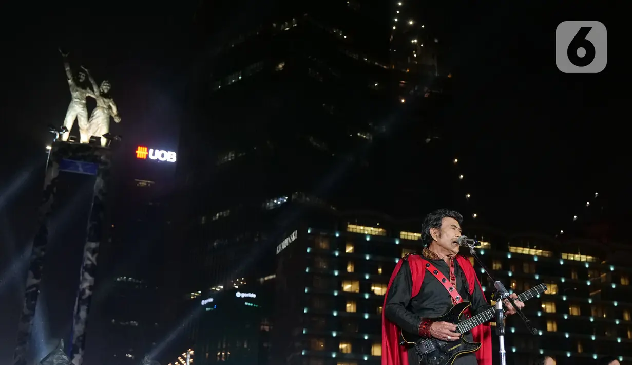 Penampilan Rhoma Irama saat konser Happy New Year 2020 di Bundaran HI, Jakarta, Selasa (31/12/2019). Raja Dangdut Rhoma Irama dan Soneta Group menjadi band utama yang mengiringi musik legendarisnya di konser tersebut. (Liputan6.com/Herman Zakharia)
