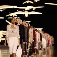 Chanel Summer 2027 di Paris Fashion Week menelusuri beragam sisi Gabrielle Chanel. Matthieu Blazy menghadirkan dialog lewat tailoring ringan, flou, hingga smock (dok. Chanel)