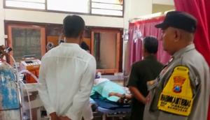 Korban ledakan balon udara saat mendapat pertolongan medis. (Liputan6.com/ Dok Humas Polres Blitar)