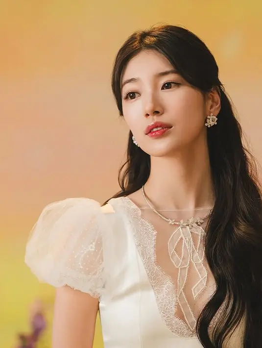 Salah satu highlight dari penampilan Suzy adalah tatanan rambut half up do yang memberikan kesan klasik nan romantis. [@skuukzky/@management_soop].