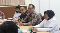 Wali Kota Surabaya Tri Rismahari (Risma) berkunjung ke Lembaga Penyakit Tropik (LPT) dan Rumah Sakit Pendidikan Unair pada Selasa (3/3/2020).