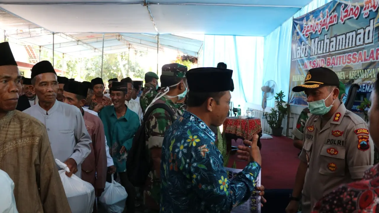 Kapolres Kebumen, AKBP Rudy Cahya Kurniawan turun tangan untuk menghentikan acara peringatan Isra Miraj yang digelar oleh warga. (Foto: Liputan6.com/Humas Polres Kebumen/Galoeh W)