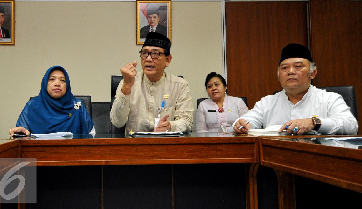 Wakil Kepala Dinas Pendidikan DKI Jakarta, Sopan Adrianto (tengah) memberikan keterangan pers saat  peluncuran Kartu Jakarta Pintar (KJP) berbasis teknologi di kantor Dinas Pendidikan, Jakarta, Jumat (10/7/2015). (Liputan6.com/Yoppy Renato)