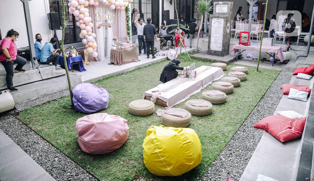 Suasana keramaian pengunjung di area Pos Bloc, Jakarta Pusat, Sabtu (9/10/2021). Tidak hanya pertunjukan musik, Pos Bloc juga akan mewadahi usaha mikro, kecil, dan menengah (UMKM) di bidang kuliner, film, fesyen, dan kriya. (Liputan6.com/Faizal Fanani)