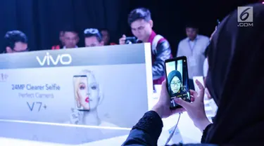 Pengunjung mencoba fitur selfie pada smartphone Vivo V7 Plus dalam grand launching VIVO V7 Plus, Jakarta, Kamis (28/9). VIVO V7 Plus memiliki kamera depan 24 megapixel dan full view display. (Liputan6.com/Faizal Fanani)