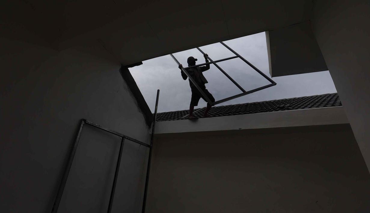 Pekerja menyelesaikan pembangunan perumahan subsidi di Kabupaten Bogor, Jawa Barat, Selasa (24/2/2026). PT Bank Tabungan Negara (Persero) BTN membidik penyaluran kredit untuk Kredit Penyaluran Rumah (KPR) Subsidi sebesar 210.000 unit pada 2026. (Kapanlagi.com/Budy Santoso)