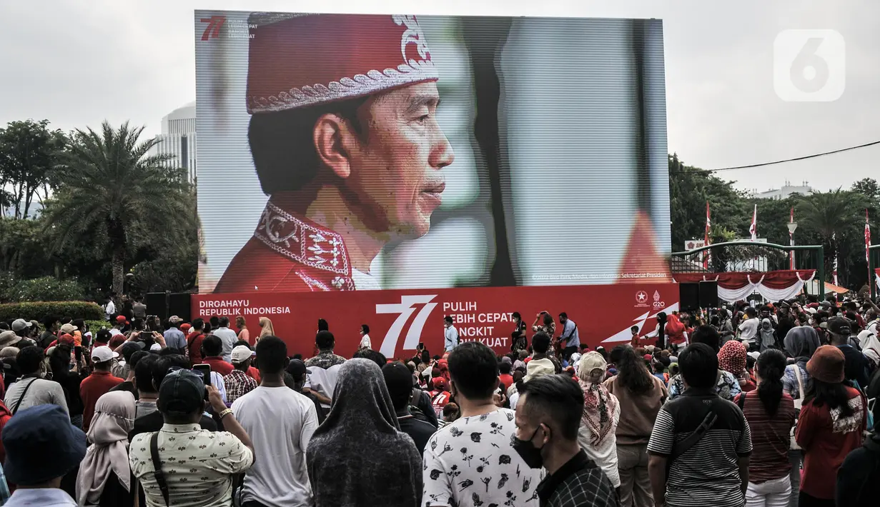 Warga memberikan hormat saat pengibaran bendera Merah Putih dalam Upacara HUT ke-77 Republik Indonesia yang disaksikan dari Taman Aspirasi Monumen Nasional (Monas), Rabu (17/8/2022). Setelah sempat ditiadakan selama 2 tahun akibat pandemi Covid-19, Upacara Peringatan Kemerdekaan Republik Indonesia disambut antusias warga dari berbagai daerah yang berdatangan untuk mengikuti meski hanya dari luar Istana Negara. (merdeka.com/Iqbal S Nugroho)