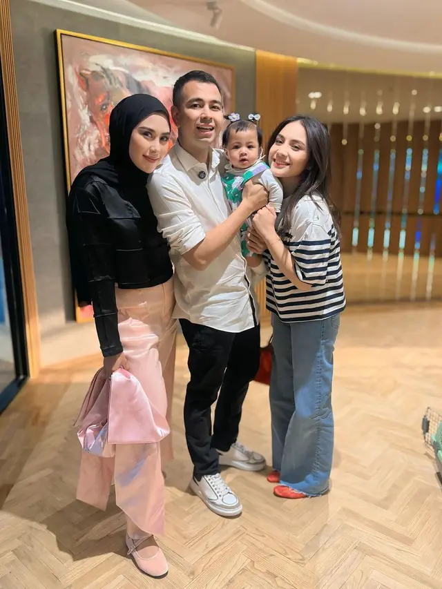 Gaya Serasi Nagita Slavina dan Raffi Ahmad Rayakan Ulang Tahun Pernikahan ke-10, Kenakan Atasan Putih Sambil Jinjing Tas Hermes