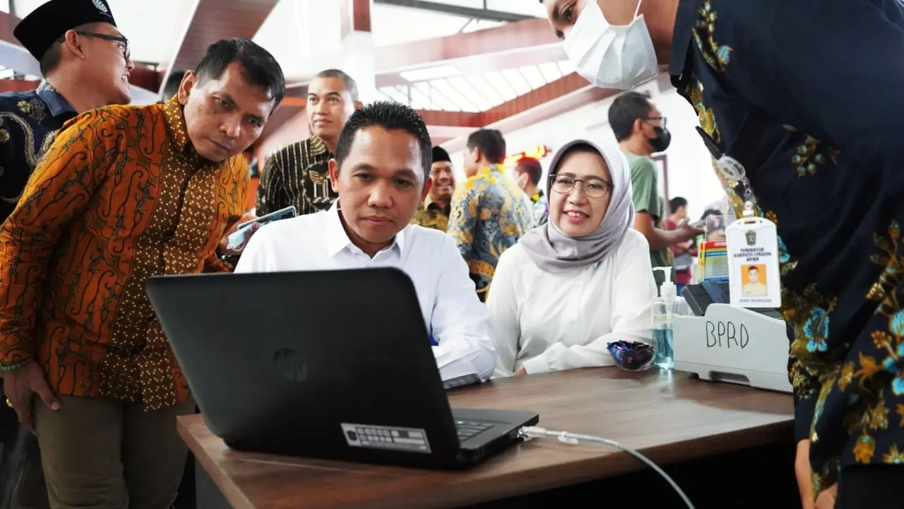 Bupati Lumajang Thoriqul Haq didampingi Wakil Bupati Lumajang Amperawati meninjau mal pelayanan publik Lumajang. (Istimewa)