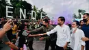 <p>Presiden Joko Widodo disambut warga di Simpang Lima, Kabupaten Ende, Provinsi Nusa Tenggara Timur (NTT), Selasa (31/5/2022). Warga sangat antusias menyambut kehadiran Presiden dan Ibu Iriana. Di sini, Presiden dan Ibu Iriana membagikan buku dan sempat berfoto dengan warga. (Foto: Laily Rachev - Biro Pers Sekretariat Presiden)</p>