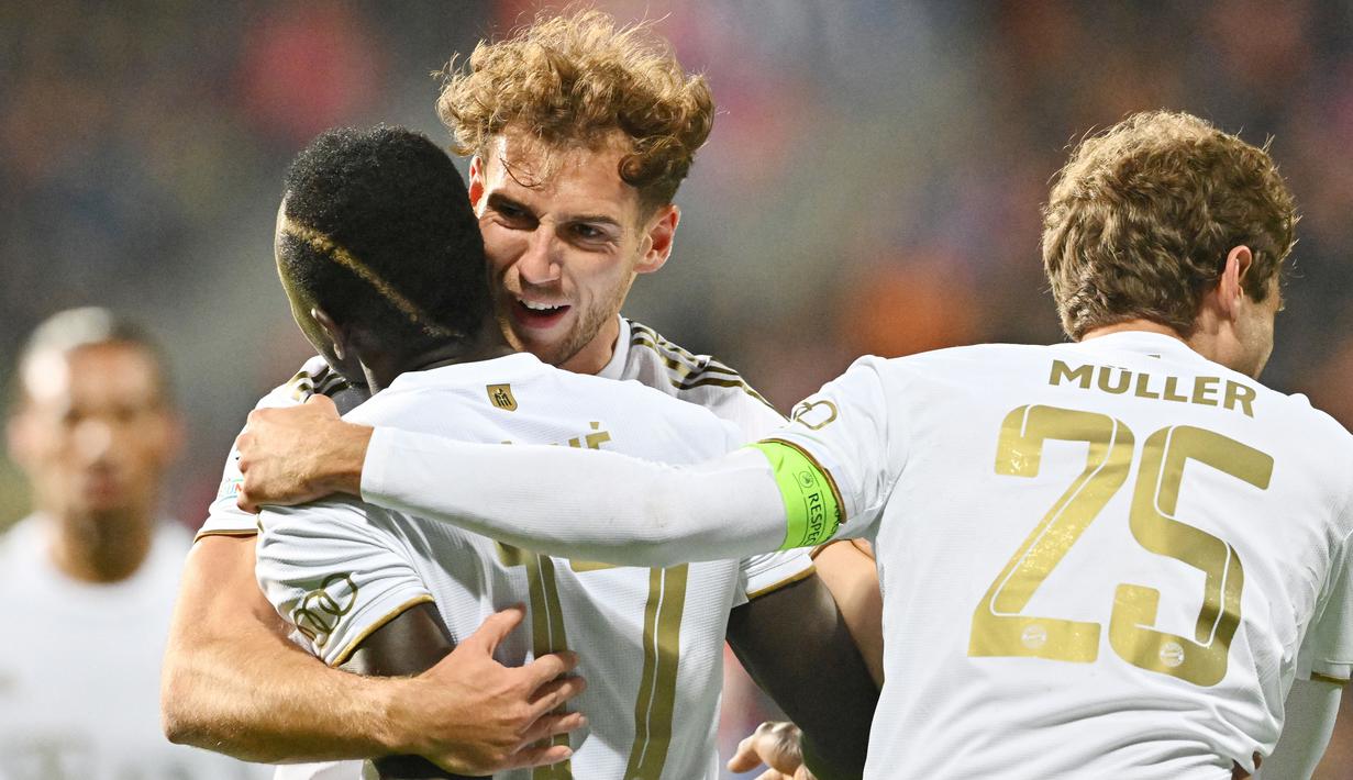 Bayern Munchen melenggang ke babak 16 besar Liga Champions. Tim yang dinahkodai Julian Nagelsmann ini menjejakkan kaki di fase gugur setelah menang 4-2 di markas Viktoria Plzen. (AFP/Joe Klamar)