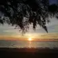 Pantai Pohon Batu, Desa Tamilouw, Kecamatan Amahai, Kabupaten Maluku Tengah. (dok. Instagram @cyunglove/https://www.instagram.com/p/BittgtlBdMN/)