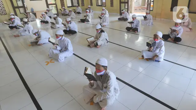 Para Santri Ikuti Khatam Al-Qur'an Saat Pandemi