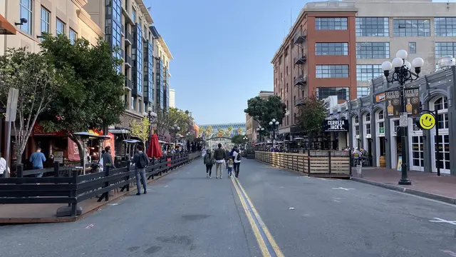 Petco Park tidak jauh dari kawasan hiburan malam di San Diego, Gaslamp.