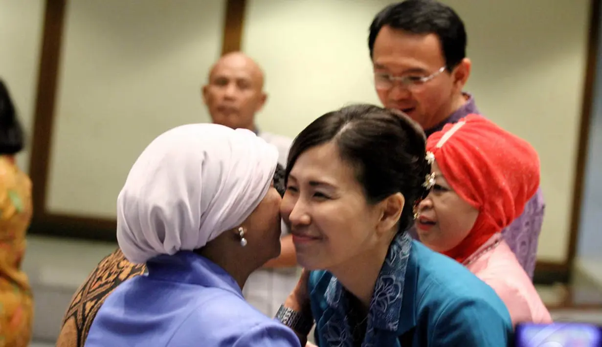 Istri Gubernur DKI Jakarta Basuki 'Ahok' Tjahaja Purnama,  Veronica terlihat ramah melayani satu persatu ucapan selamat dari para ibu-ibu anggota PKK yang hadir, Kamis (4/12/2014). (Liputan6.com/Faizal Fanani)