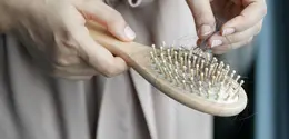 Stres berat dan tekanan emosional dapat memicu kerontokan pada rambut. [Dok/Pexels.com/Towfiqu barbhuiya].
