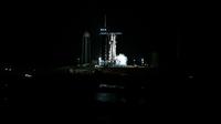 Roket SpaceX Falcon 9 dengan pesawat ruang angkasa Crew Dragon milik perusahaan tersebut mengeluarkan bahan bakar sebelum peluncuran dari landasan 39A untuk misi Crew-6 di Kennedy Space Center NASA di Cape Canaveral, Florida, pada 27 Februari 2023. Perusahaan roket Elon Musk, SpaceX, pada Senin (27/2), meluncurkan tim jangka panjang Stasiun Antariksa Internasional (ISS) berikutnya ke orbit. Awak penerbangan terdiri dari seorang astronaut asal Uni Emirat Arab, seorang kosmonaut Rusia dan dua awak NASA. (CHANDAN KHANNA/AFP)