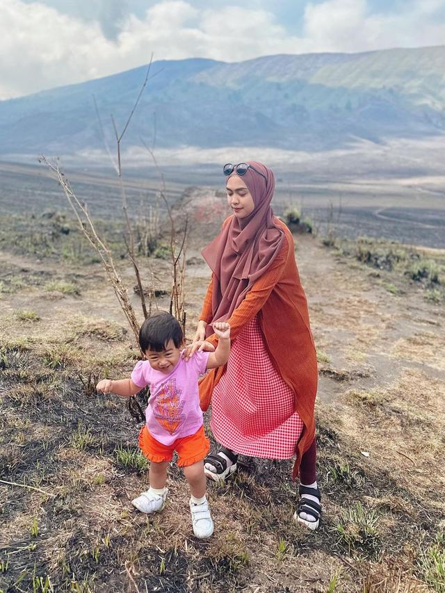 7 Potret Ria Ricis Ajak Moana ke Gunung Bromo, Jajal Berkuda Bersama