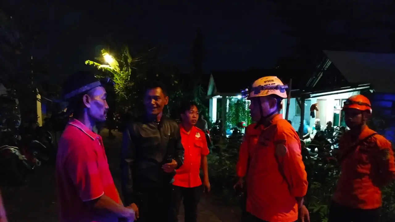 Sebanyak 26  pencari ikan yang sebelumnya terjebak di delta sungai Brantas berhasil diselamatkan. (Istimewa)