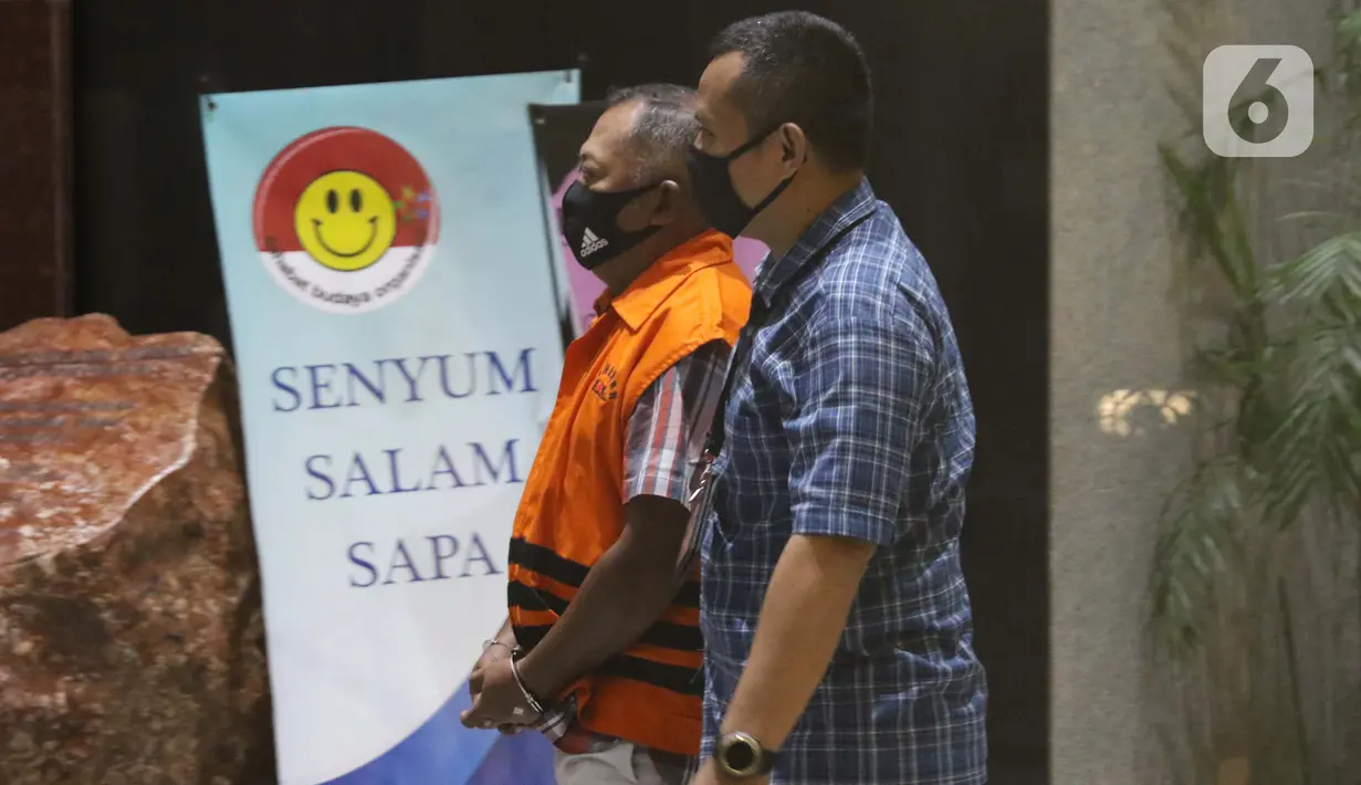 Tersangka kasus dugaan penerimaan gratifikasi bersama Bupati Malang periode tahun 2010-2015 dan periode 2016–2021 Eryck Armando Talla (kiri) digiring petugas usai dihadirkan saat rilis penetapan masa penahanan di gedung KPK, Jakarta, Kamis (30/7/2020). (Liputan6.com/Helmi Fithriansyah)