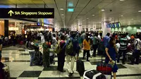 Sejumlah jadwal penerbangan di bandara yang sibuk itu tertunda akibat terjadi kebakaran kecil di salah satu terminal, Singapura, Selasa (16/5). (AFP/ TOH TING WEI)