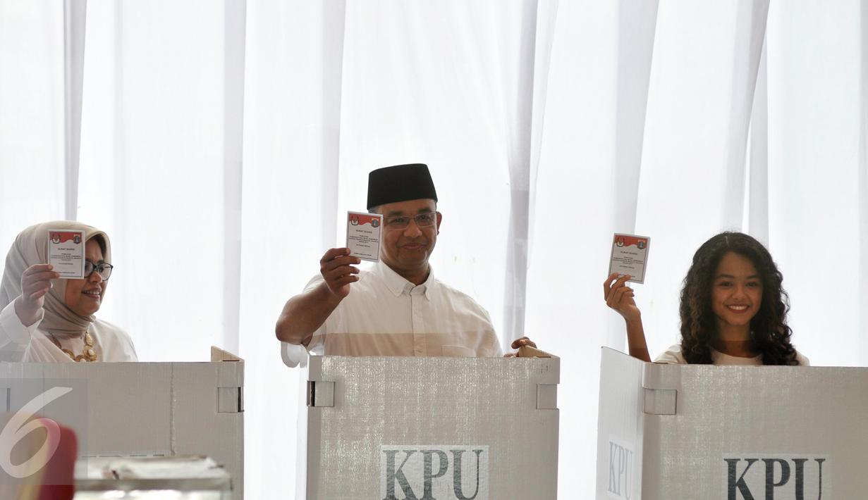 Cagub DKI Jakarta, Anies Baswedan bersama istri dan anaknya menunjukan kertas suara saat akan menggunakan hak pilihnya di TPS 28 Cilandak, Jakarta Selatan, Rabu (19/4). (Liputan6.com/Yoppy Renato)