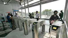 Penumpang tap tiket saat "Uji Coba Pelayanan Pengguna Jasa KRL" di Lantai Dua Stasiun Cakung, Jakarta, Selasa (9/10). BTPWJB Kemenhub telah merampungkan modernisasi Stasiun Cakung. (Liputan6.com/Herman Zakharia)
