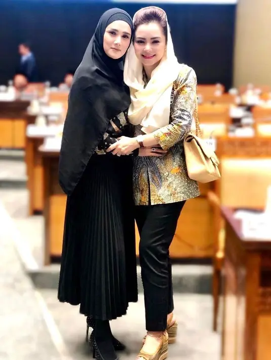 Tak jarang Mulan mengenakan blouse batik yang dipadukan bersama rok plisket dan hijab warna hitam senada.  [@mulanjameela]
