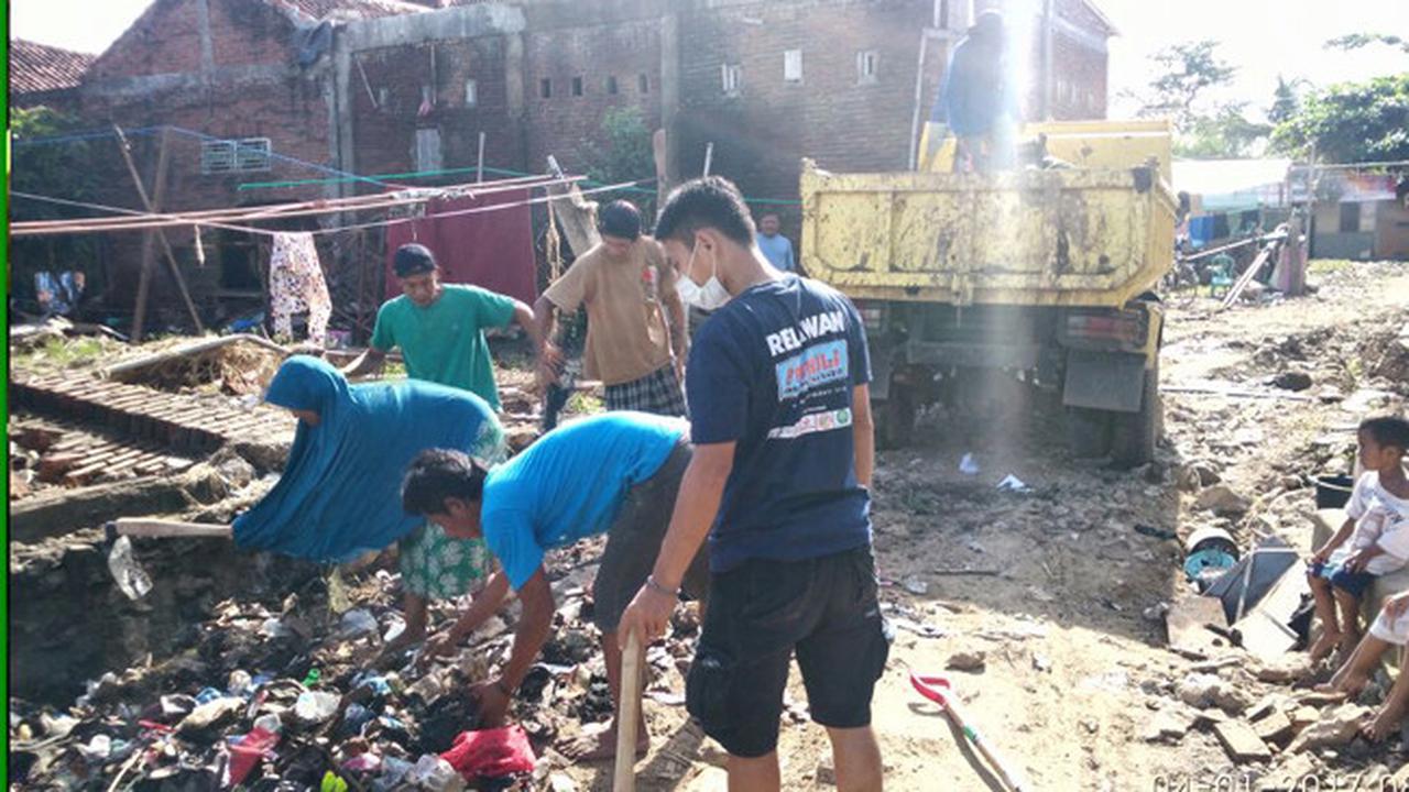 Aksi Bersih-Bersih Tim Formula di Banjir Bima