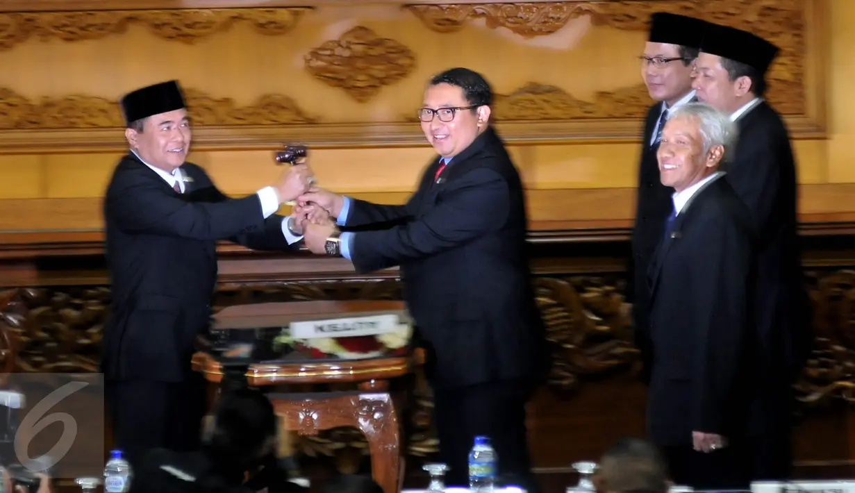 Fadli Zon memberikan palu kepada Ade Komaruddin usai acara pelantikan Ketua DPR yang baru, Jakarta, Senin (11/1/2016). ). Ade dilantik untuk menggantikan Setya Novanto yang mundur dari kursi Ketua DPR. (Liputan6.com/Johan Tallo)