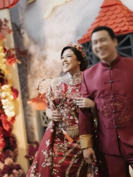 Meski wajah sang saumi diblur, namun terlihat ia memiliki potongan rambut pendek yang rapi.  (@tinatoon101)