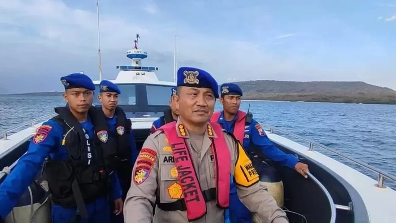Direktur Polisi Perairan dan Udara Polda Jatim, Kombes Pol Arman Asmara Syarifuddin  melakukan patroli di Selat Bali Jelang Nataru 2024 (Istimewa)