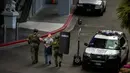 Aparat kepolisian mengamankan pelaku penembakan di Las Vegas Boulevard, Las Vegas, Sabtu (25/3). Polisi terlibat negosiasi sengit berjam-jam, sebelum akhirnya pelaku menyerahkan diri tanpa melibatkan kontak senjata. (L.E. Baskow/Las Vegas Sun via AP)