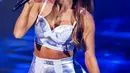Di kesempatan kedua, Ariana Grande seakan menjelma menjadi Christina Aguilera, dengan cara menyanyi yang dimirip-miripkan.  (Bintang/Epa)